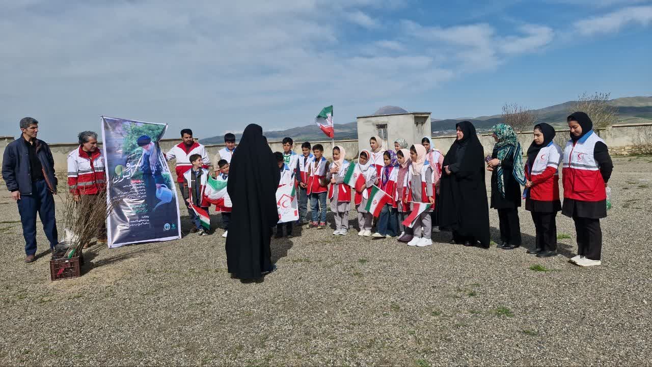 اجرای پویش ملی درختکاری سرو ایران در تویسرکان با مشارکت دختران دانش‌آموز