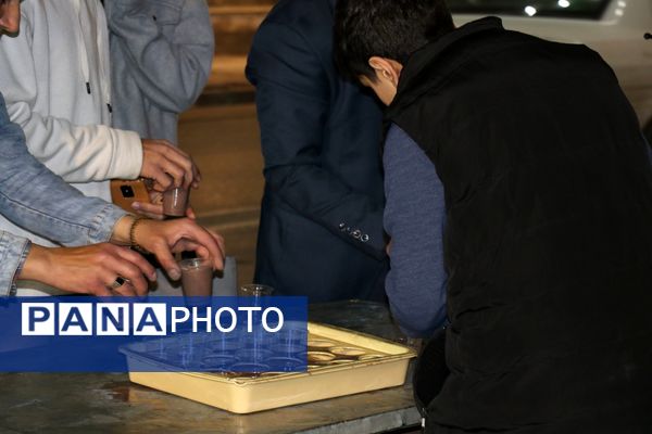 خیابان امام رضا(ع)  مشهد مملو از جمعیت در جشن باشکوه شب نیمه شعبان