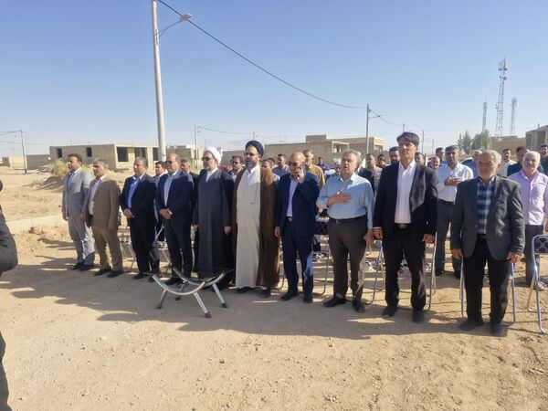 آیین کلنگ زنی پروژه آموزشی ۹ کلاسه هوشمند خیری روستای بهادران مهریز