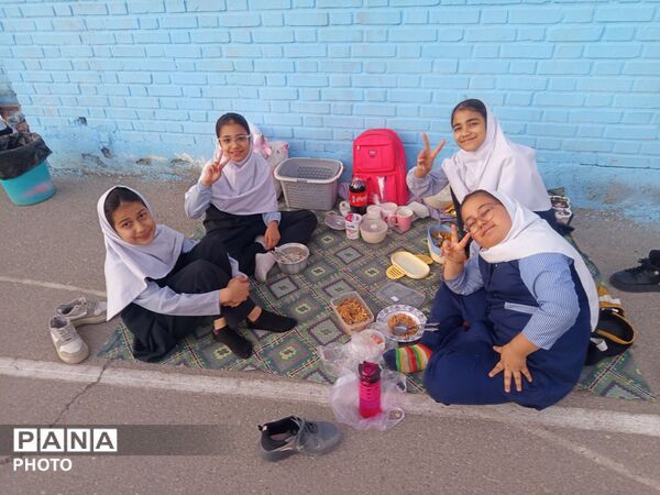 افطاری در دبستان سمیه