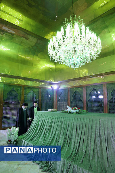 حضور رهبر معظم انقلاب در مرقد بنیانگذار جمهوری اسلامی ایران