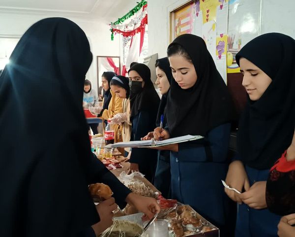 برپایی بازارچه کسب و کار دانش‌آموزی مدرسه الزهرا مارگون