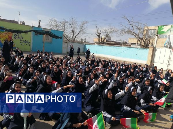  مراسم پیروزی انقلاب در مدرسه ناهید نخودی 