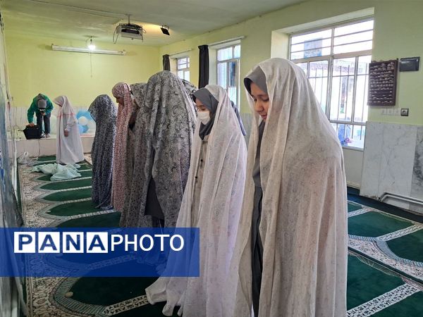 شرکت دانش‌آموزان مدرسه حضرت زینب(س) در نماز جماعت