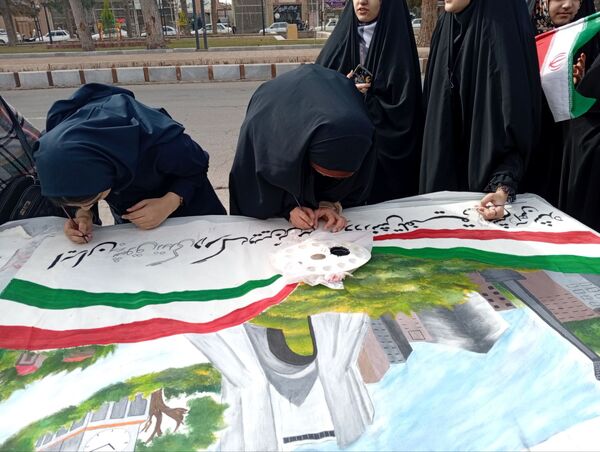 نقاشی چند متری در حاشیه راهپیمایی ۲۲ بهمن در خلیل آباد