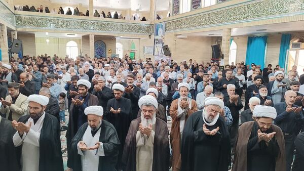 تقدیر از خانواده شهید اسلامی در سالروز اقامه اولین نماز جمعه پس از انقلاب
