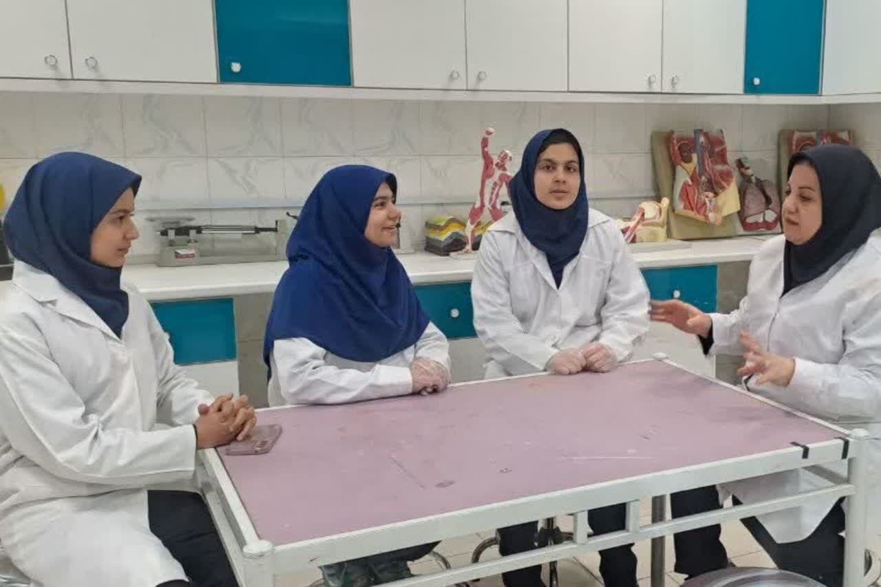 کار گروهی برای ارائه بهتر یک مطلب درسی لازم و  ضروری است