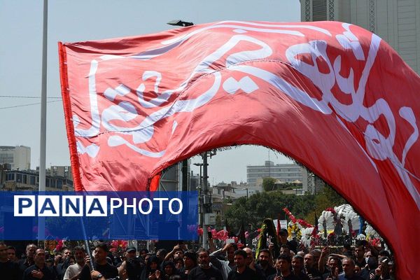 پرچم‌های عزا بر فراز حرم امام رضا(ع)