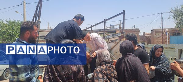 پخش نذری ظهر عاشورا در روستای حسن آباد بلهر 