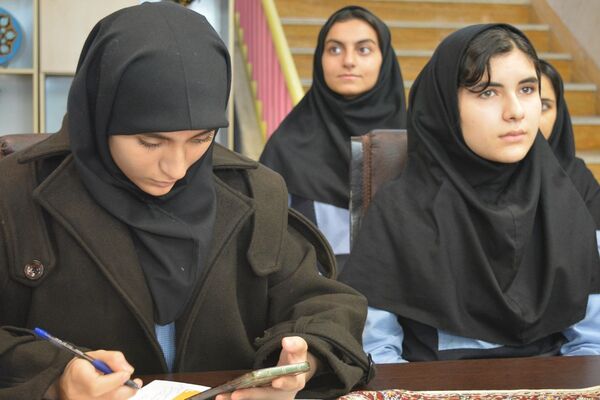 برای اولین‌بار برگزاری کافه ۵۷ در دبیرستان‌ نمونه دولتی ولایت بهارستان‌دو