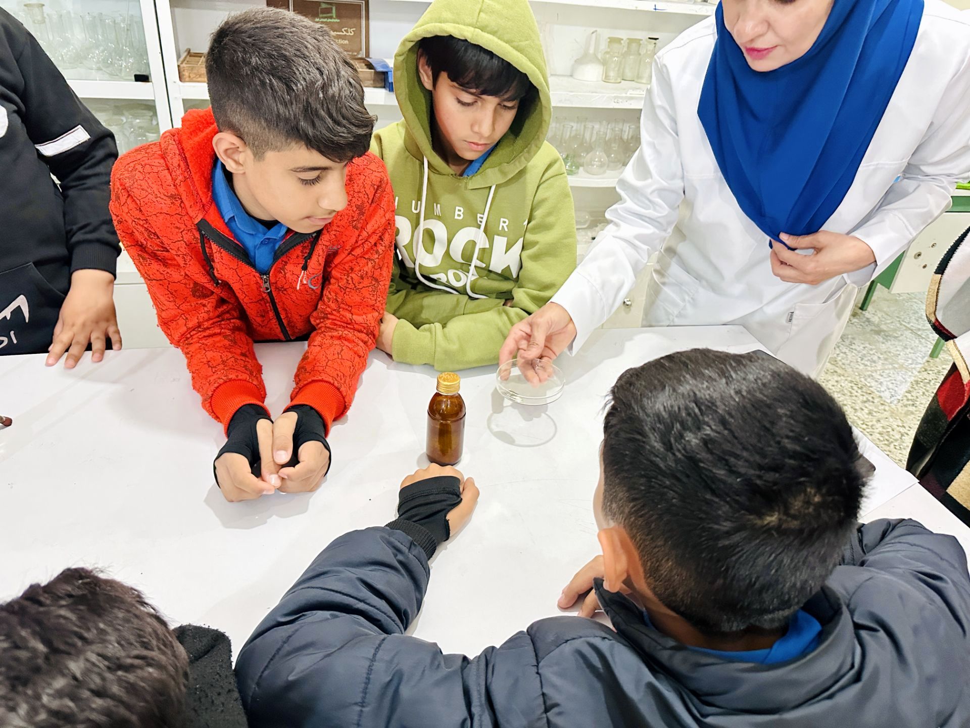 بازدید دانش‌آموزان مدرسه سما حاجی‌آباد از پژوهش‌سرای رازی در قالب طرح مهارت‌افزایی یارا