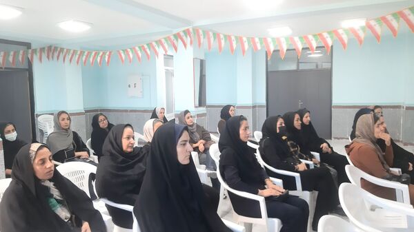 آذین‌بندی دهه فجر و نواخته شدن زنگ انقلاب در دبیرستان حضرت آسیه(س) حاجی‌آباد