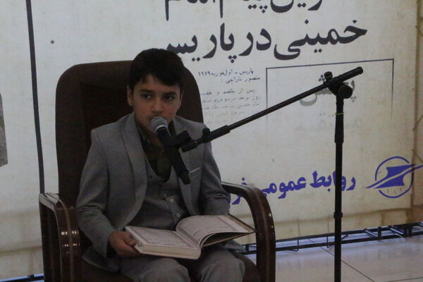 مراسم نمادین استقبال از امام خمینی (ره) در فرودگاه یزد 