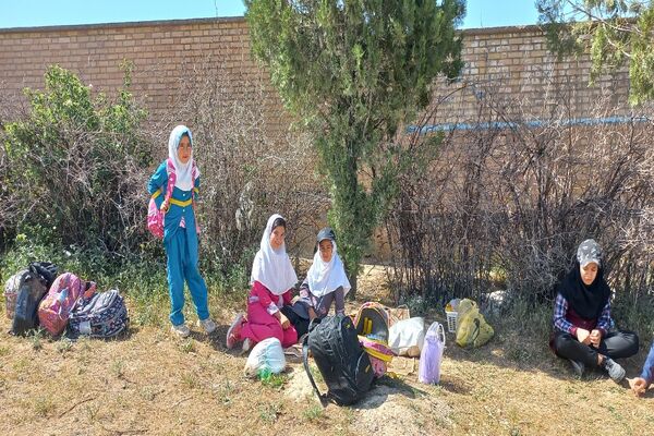 برگزاری اردوی درون مدرسه‌ای در مدرسه شهید معتمدی گزکوه