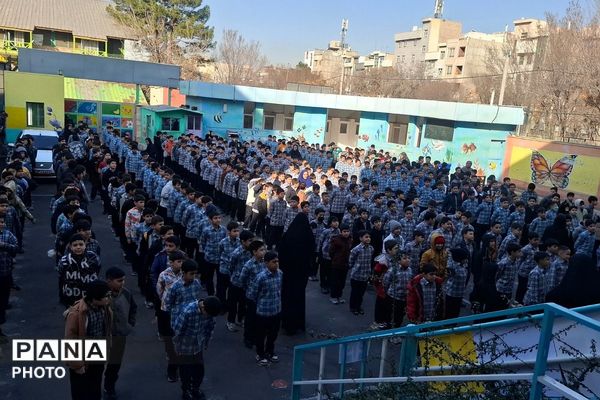 توزیع شیر رایگان در دبستان علی‌اکبر طالبی شهرری