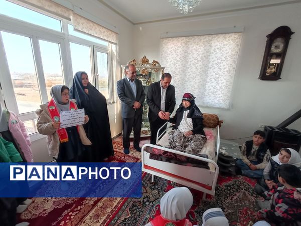 تجلیل پیشتازان از مادران شهدا به‌مناسبت هفته قرآن، عترت و نماز در خداآفرین