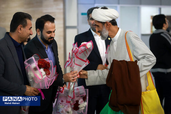 استقبال از کاروان عمره‌گذار دانش‌آموزی از سکوی پروازی تهران