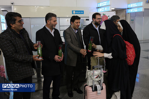 استقبال از آخرین کاروان عمره‌گذار دانش‌آموزی از سکوی پروازی تهران