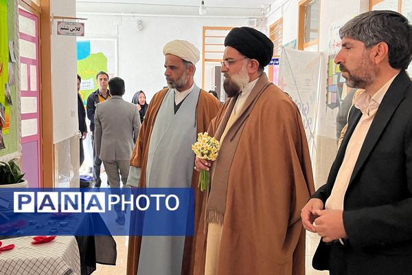 لحظه‌های ناب بندگی در نماز جماعت دانش‌آموزان آباده