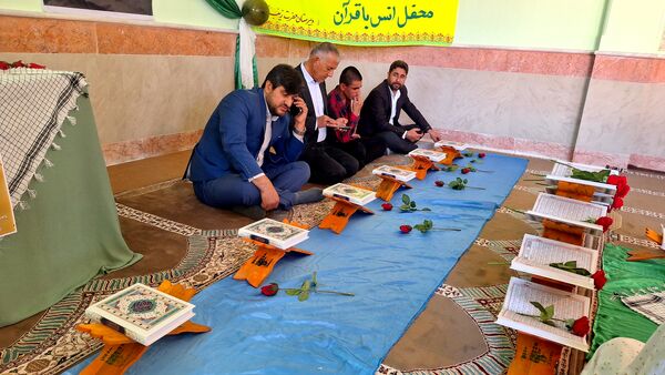 محفل انس با قرآن به‌ مناسبت یادبود سید حسن نصرالله در دبیرستان حضرت‌زینب(س) شهرستان‌لنده 