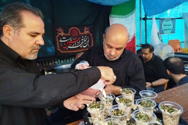 برپایی موکب های مختلف در مسیر پیاده روی اربعین در ناحیه دو شهرری 