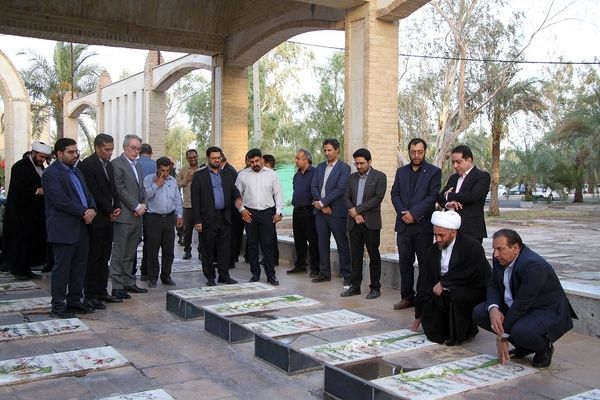 آیین غبارروبی گلزار شهدای بهشت زهرا شهرستان بم به‌مناسبت هفته دولت