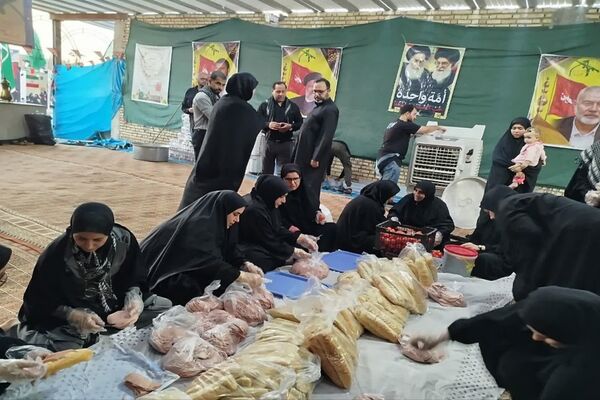 خدمت بی‌منت خادمان کوچک به زائران در حمیدیه 