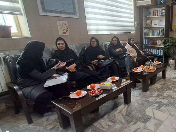 جلسه شورای دبیران مدرسه انیس خوش قدم ناحیه دو 