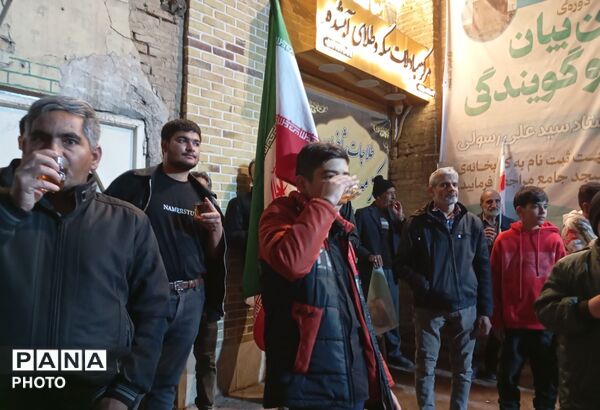 قاب پانا میهمان چایخانه‌ حضرت زهرا (س)