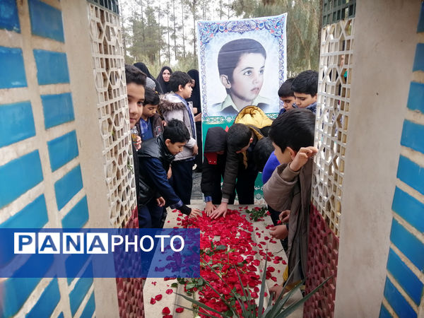 غبارروبی مزار دانش‌آموز شهید «حیدر رضایی» در قم