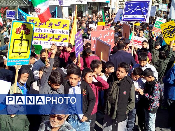 حضور پرشور نوجوانان و خانواده‌ها در سیزده آبان تجدید پیمان با انقلاب