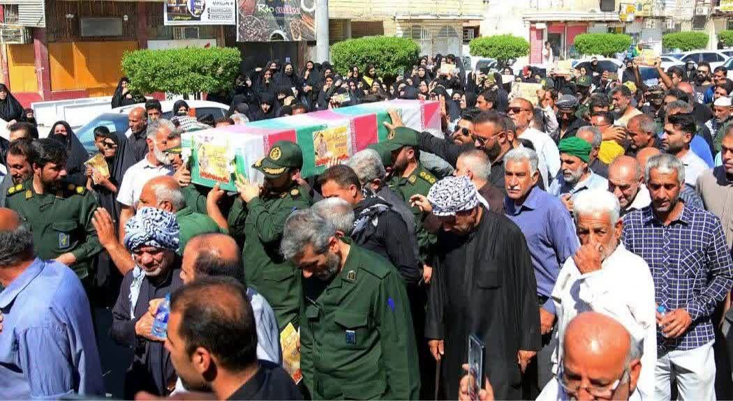 پیکر شهید بوخضیری بر روی دستان مردم آبادان تشییع شد