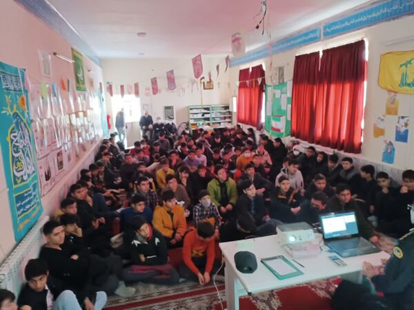 کارگاه آموزشی پیشگیری از آسیب‌های فضای مجازی در دبیرستان رجایی