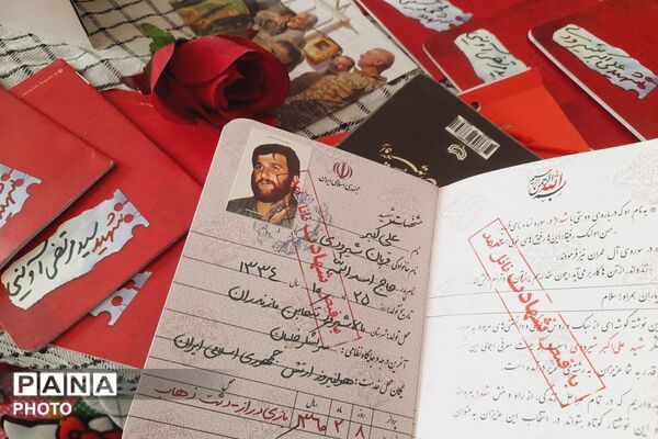گوشه‌ای از دلدادگی در مصلای شهر قدس؛ میزی به رنگ و بوی شهدا