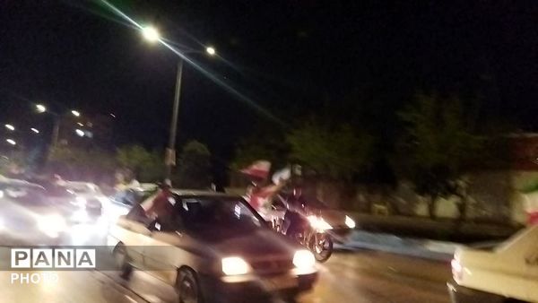 پرچم های ایران و حزب الله  بر فراز شهر نیشابور 