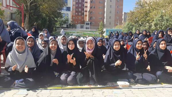 بزرگداشت هفته‌ دفاع مقدس در دبیرستان شاهد شهید حمامی