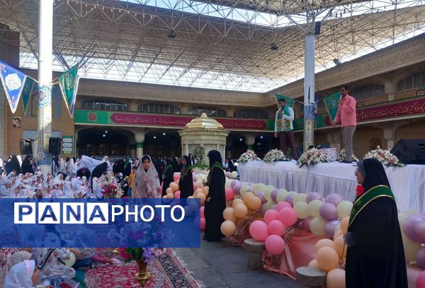 آیین تکلیف دختران دانش‌آموز قم در حرم حضرت معصومه(س)