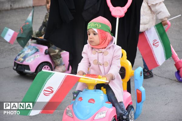 پرچم ایران در دستان کوچک؛ رژه کودکانه امام رضایی‌ها در قروه