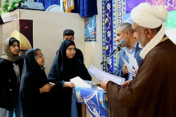 برپایی ایستگاه نقاشی به‌مناسبت روز دانش‌آموز در رامهرمز