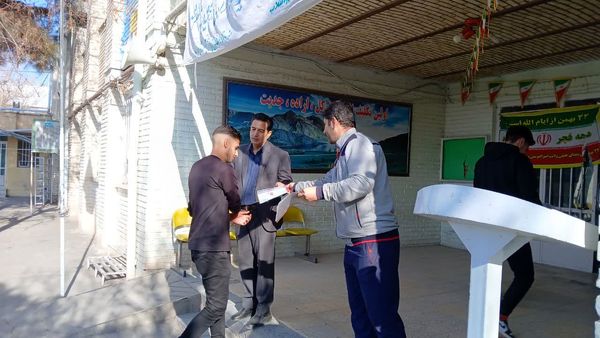 آیین تجلیل و قدردانی از برترین‌های مسابقات فوتسال درون مدرسه‌ای در دبیرستان امام رضا (ع) 