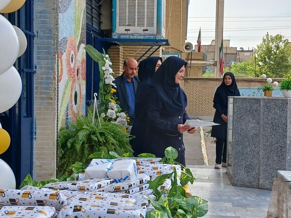 جشن سپاس معلم در هنرستان فنی حرفه‌ای بدیع ناحیه یک