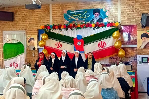 جشن پیروزی انقلاب اسلامی در مدرسه دکتر کیهانی1