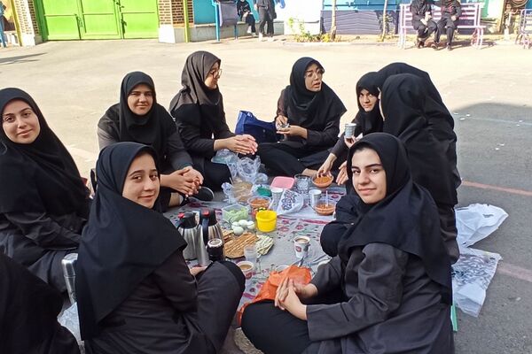 صبحانه سالم به‌مناسبت هفته بهداشت‌روان در دبیرستان شاهد‌ ندای‌فاطمه(س) ناحیه 2 شهرری 