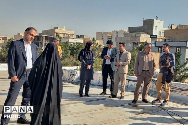 نصب پنل‌های خورشیدی و اتصال آن به شبکه برق رسانی منطقه در هنرستان قدس ناحیه دو شهرری 