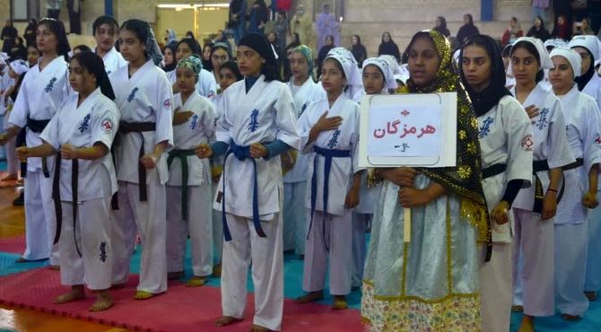 بانوان و آقایان بر سکوی نخست ایستادند  