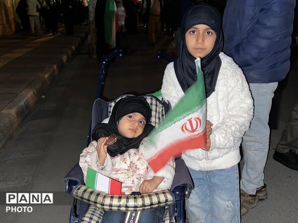 حضور‌پرشور مردم کرج در راهپیمایی از میدان جمهوری به سمت جهانشهر 