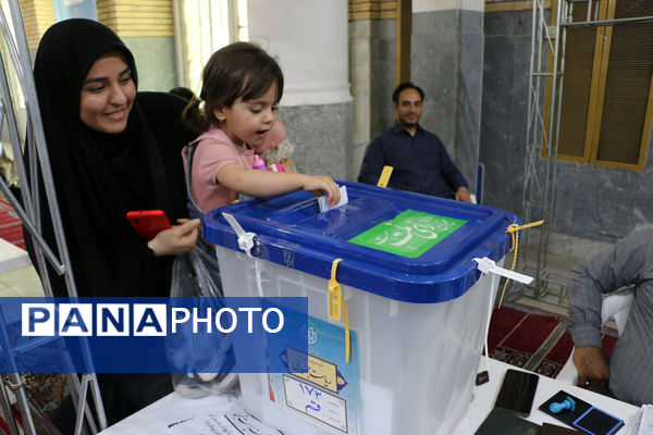 جلوه‌هایی از حضور نوجوانان قمی در شعبه‌های اخذ رای -1