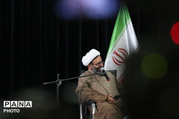 میزبانی میبد از طنزپردازان یزدی در شبی سرشار از لبخند