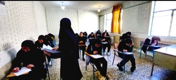 رقابت دانش‌آموزان خانمیرزا در امتحانات نهایی