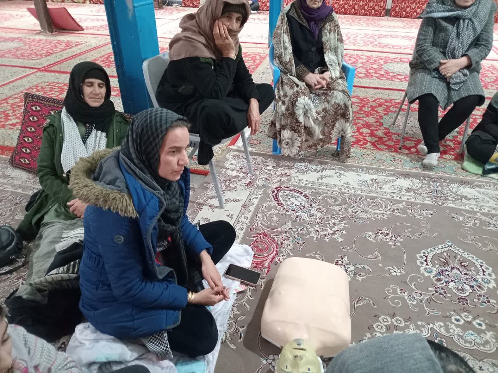دوره‌ آموزشی‌ هلال‌احمر در پایگاه‌ بسیج مطهره شیروان